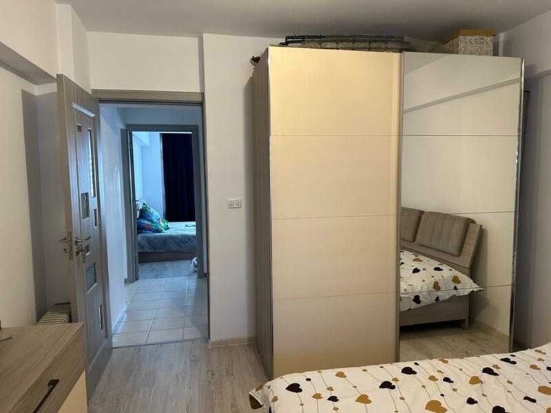 Trei camere langa Parcul Sebastian, 76 mp, bloc 2001.