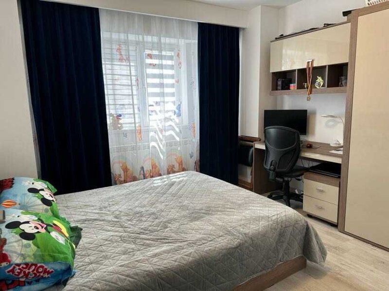 Trei camere langa Parcul Sebastian, 76 mp, bloc 2001.