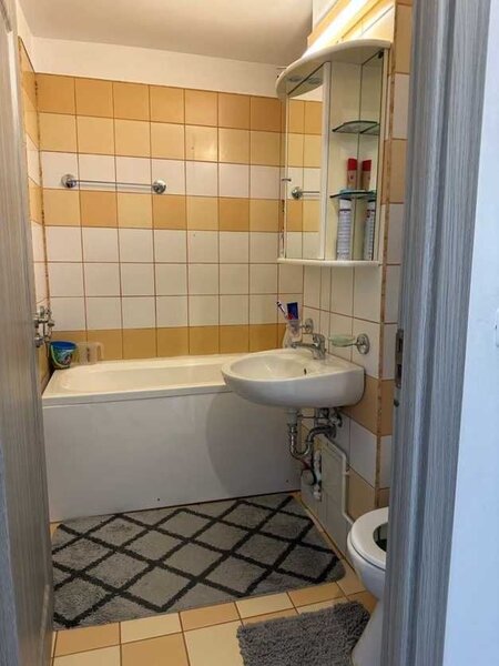 Trei camere langa Parcul Sebastian, 76 mp, bloc 2001.