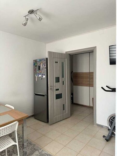 Trei camere langa Parcul Sebastian, 76 mp, bloc 2001.